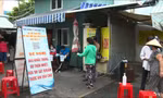 Cận cảnh người dân xếp hàng nhận phiếu đi chợ tại TP.HCM