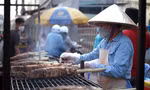 Huy động 30 người nướng 5.000 con cá lóc để bán ngày vía Thần Tài