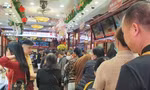 Nhiều người vội vã đi bán vàng