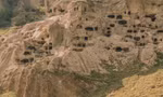 Những nóc nhà được xây dựng trên núi đá ở thành phố Vardzia của Gruzia.