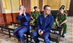 Hai bị cáo Thuận (trái) và Duy tại phiên tòa. Ảnh: Tân Châu