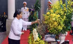 Bà Men Sam On, Phó Chủ tịch Đảng Nhân dân Campuchia (CPP), Chủ tịch Hội đồng quốc gia Mặt trận đoàn kết Phát triển Tổ quốc Campuchia, Chủ tịch Hội hữu nghị Campuchia - Việt Nam, viếng viếng Chủ tịch nước Trần Đức Lương. Ảnh: TTXVN