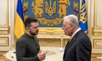 Tướng Keith Kellogg trong cuộc gặp Tổng thống Ukraine Volodymir Zelensky vào tháng 2. (Ảnh: Reuters)