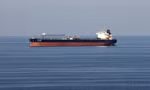 Một tàu chở dầu đi qua eo biển Hormuz. (Ảnh: Reuters)