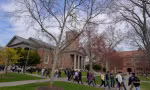 Trong khuôn viên ĐH Harvard. (Ảnh: PBS)