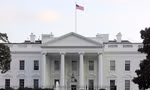 Phía trước Nhà Trắng. (Ảnh: Newsweek)