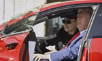 Tổng thống Trump và tỷ phú Elon Musk cùng ngồi trên chiếc xe Tesla ngày 11/3. (Ảnh: AP)