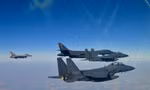Máy bay ném bom B-1B của Không quân Mỹ cùng các máy bay chiến đấu F-16 và F-15K của Không quân Hàn Quốc bay qua Bán đảo Triều Tiên trong cuộc tập trận chung trên không ngày 20/2. Ảnh: BQP HQ)