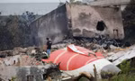 Hiện trường vụ rơi máy bay ở bang Gujarat, Ấn Độ. (Ảnh: Reuters)