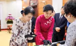 Phu nhân Tổng Bí thư Tô Lâm và Phu nhân Thủ tướng Nhật Bản cùng làm bánh cốm