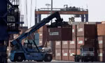 Các container hàng hóa tại cảng Deendayal ở Kandla, bang Gujarat, phía tây Ấn Độ, ngày 5/4. (Ảnh: AP)