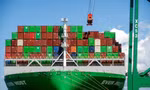 Tàu container Ever Most cập cảng Oakland ngày 3/4. (Ảnh: AP)