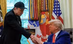 Tổng thống Trump tặng chìa khoá vàng cho tỷ phú Elon Musk tại Nhà Trắng ngày 30/5. (Ảnh: Reuters)
