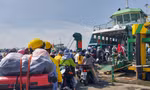 Hình ảnh lạ tại bến phà Cát Lái ngày mùng 6 Tết