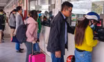 Nhiều người hối hả mua vé về quê chiều 30 Tết ở Bến xe Miền Tây 