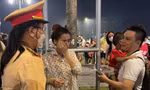 Phát loa hàng giờ tìm người thân cháu bé đi lạc khi xem pháo hoa