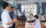 Thứ trưởng Bộ GD&ĐT Hoàng Minh Sơn kiểm tra công tác thi THPT tại tỉnh Bình Phước.