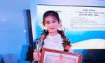 Sinh viên Vũ Thị Quỳnh Mai trong lễ tuyên dương Sinh viên 5 tốt cấp Trung ương.