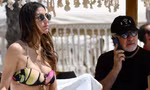 Tình cũ của tài tử George Clooney khoe ngực đầy 'bỏng mắt' với bikini