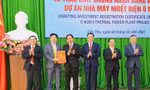 Lãnh đạo thành phố Cần Thơ trao giấy chứng nhận cho nhà đầu tư. Ảnh: TC