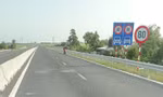 Xe máy ngang nhiên đi vào tuyến Lộ Tẻ - Rạch Sỏi dù không được phép