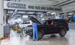 Chủ xe xếp hàng dài đợi bảo dưỡng ô tô vào cận Tết