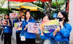 Tình nguyện viên in băng rôn hài hước cổ vũ sĩ tử vượt vũ môn 