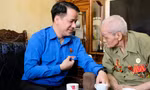 Bí thư T.Ư Đoàn Ngô Văn Cương thăm, tặng quà các chiến sĩ Điện Biên