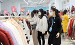 Bạn trẻ chen chân mua hàng giảm giá dịp Tết, 'hàng thùng' hút khách 