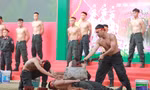 Mãn nhãn xem Cảnh sát cơ động đập vỡ khối đá trên bụng, uốn nhiều vòng sắt quanh cổ