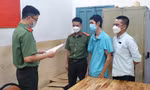 Công an tống đạt quyết định khởi tố, bắt tạm giam Nguyễn Đoàn Quang Viên (áo thun xanh)