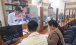 Cán bộ phường ở Đà Nẵng làm thêm giờ, giải quyết thủ tục hành chính cho người dân