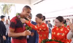 Người hâm mộ Đà Nẵng vây quanh Rivaldo và dàn huyền thoại bóng đá Brazil 