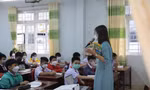 Giáo viên là F0, F1 học sinh vừa học trực tiếp lẫn trực tuyến ngay tại lớp