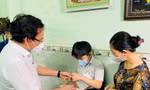 Bí thư Thành ủy TPHCM tặng quà trung thu, động viên trẻ mồ côi vì COVID-19