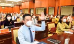 Các đại biểu HĐND TPHCM khoá X biểu quyết thông qua các tờ trình của UBND TPHCM