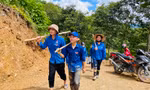 Đoàn viên thanh niên lội suối, băng rừng vào sửa chữa đường bị lũ cuốn