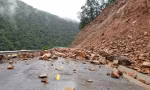 Mưa kéo dài, đất đá trên núi chờ chực sập xuống đường huyết mạch lên cửa khẩu