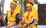 Cậu bé 9 tuổi đánh trống tế ở hội thi Đền Cả