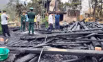 Căn nhà gỗ hàng trăm triệu bốc cháy dữ dội, thiêu rụi toàn bộ tài sản