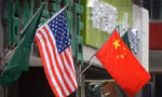 Các chai rượu nhập khẩu từ Trung Quốc được bày bán tại một cửa hàng ở Chinatown tại New York ngày 8/4. (Ảnh: AP)