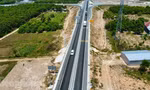 Ô tô băng băng trên cao tốc du lịch Nha Trang ngày nghỉ lễ 