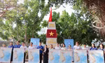 Bạn trẻ Khánh Hòa xúc động chào cờ bên mô hình cột mốc Trường Sa