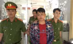 Bắt đối tượng đưa dao, canh cửa cho bạn đánh ghen