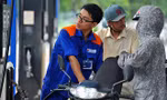 Giá xăng RON 95 giảm nhẹ, dầu đồng loạt tăng