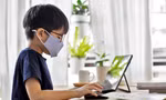 Một số học sinh đang phải học 3 ca trực tuyến/ngày bằng điện thoại di động Ảnh: Hồng Vĩnh