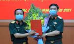 Thượng tướng Phan Văn Giang (bên phải) trao Quyết định bổ nhiệm cho Trung tướng Trịnh Văn Quyết. 