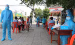 Lấy mẫu xét nghiệm người trong khu vực phong tỏa do liên quan COVID-19 (Ảnh: HCDC)