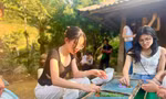 Tranh giấy độc đáo của người H'Mông ở Sơn La hút du khách 
