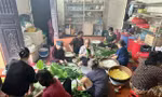Người dân Hà Nội gói hàng nghìn chiếc bánh chưng gửi bà con vùng lũ 
